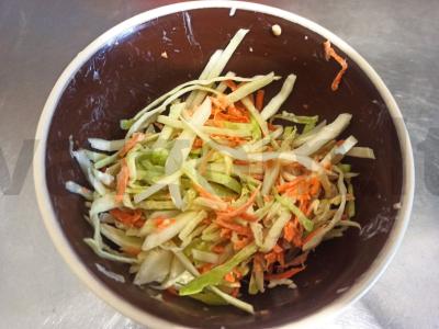 Morkų, kopūstų ir ridikėlių salotas pagrindine nuotrauka