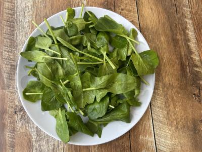 Lengvas salotas su špinatais, burokėliais ir feta sūriu Žingsnis 1