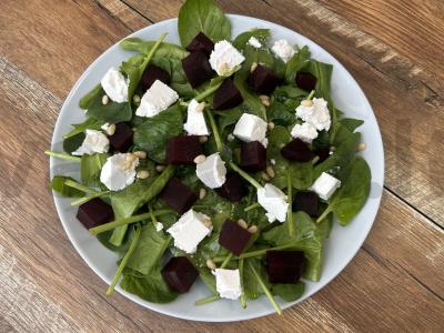 Lengvas salotas su špinatais, burokėliais ir feta sūriu pagrindine nuotrauka