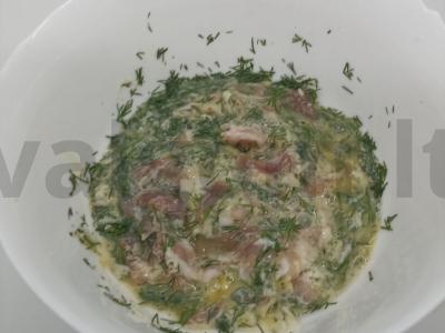 Kiaušinių blynai su bekonu ir žolelėmis ant grūdų duonos Žingsnis 4