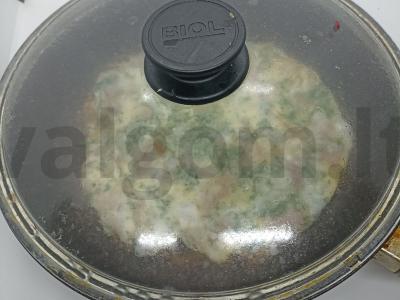 Kiaušinių blynai su bekonu ir žolelėmis ant grūdų duonos Žingsnis 5