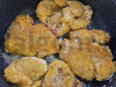 Kepinta mėsa džiūvėsėliuose pagrindine nuotrauka