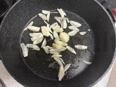 Troškinta kepenėlė grietinėje su makaronais Žingsnis 1