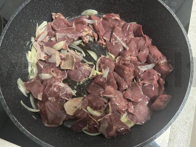 Troškinta kepenėlė grietinėje su makaronais Žingsnis 2