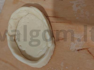 Sluoksniuota tešla su varške ir vyšniomis desertui Žingsnis 1