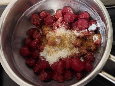 Sluoksniuota tešla su varške ir vyšniomis desertui Žingsnis 3