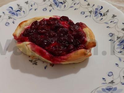 Sluoksniuota tešla su varške ir vyšniomis desertui pagrindine nuotrauka