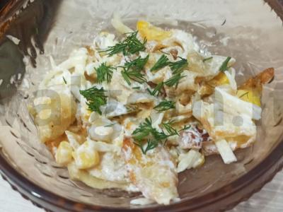 Salotos su blynelių ir alyvuogėmis pagrindine nuotrauka