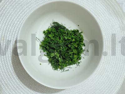 Sotūs salotas su servelatu, agurku, kiaušiniu ir parmezanu Žingsnis 1