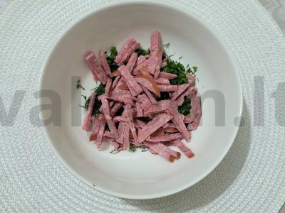 Sotūs salotas su servelatu, agurku, kiaušiniu ir parmezanu Žingsnis 2