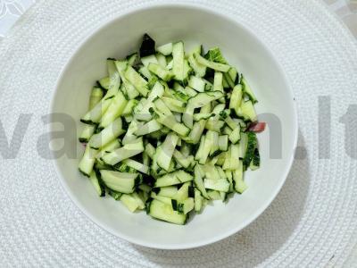 Sotūs salotas su servelatu, agurku, kiaušiniu ir parmezanu Žingsnis 3