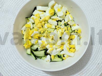 Sotūs salotas su servelatu, agurku, kiaušiniu ir parmezanu Žingsnis 4