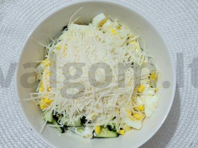 Sotūs salotas su servelatu, agurku, kiaušiniu ir parmezanu Žingsnis 5