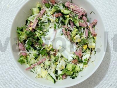 Sotūs salotas su servelatu, agurku, kiaušiniu ir parmezanu pagrindine nuotrauka