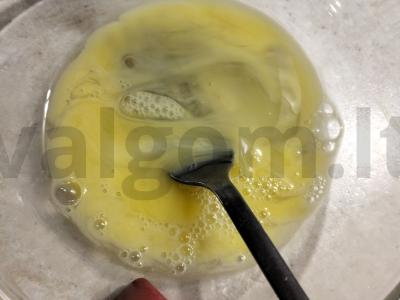 Greitas pusryčių receptas su lavašu, sūriu ir kiaušiniu Žingsnis 1