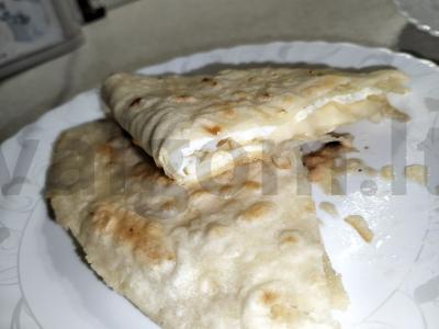 Greitas pusryčių receptas su lavašu, sūriu ir kiaušiniu pagrindine nuotrauka