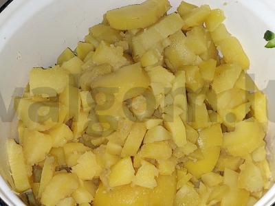 Jūros gėrybių, agurkų ir kukurūzų salotas Žingsnis 2