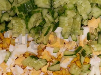 Jūros gėrybių, agurkų ir kukurūzų salotas Žingsnis 4