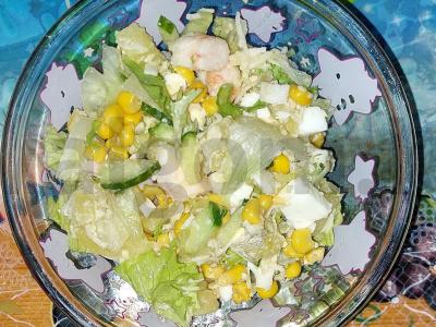 Jūros gėrybių, agurkų ir kukurūzų salotas pagrindine nuotrauka