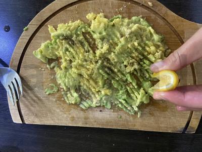 Naudingas tostadas su avokadu, kukurūzais ir skrambliu Žingsnis 3