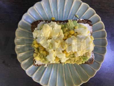 Naudingas tostadas su avokadu, kukurūzais ir skrambliu Žingsnis 7