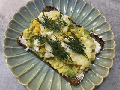 Naudingas tostadas su avokadu, kukurūzais ir skrambliu pagrindine nuotrauka