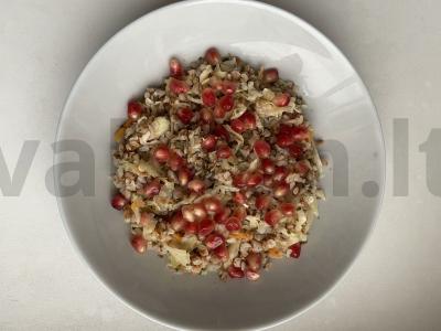 Šiltas grikių, raugintų kopūstų ir granatų salotas „Šiltas rubinas“ pagrindine nuotrauka