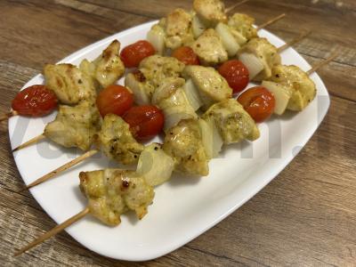 Vištienos šašlykai ant iešmelių su daržovėmis pagrindine nuotrauka