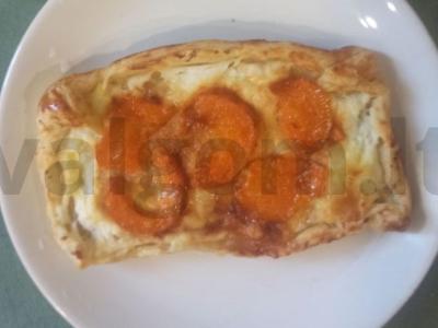 Sluoksniuoto tešlos pyragas su rikota ir abrikosais pagrindine nuotrauka