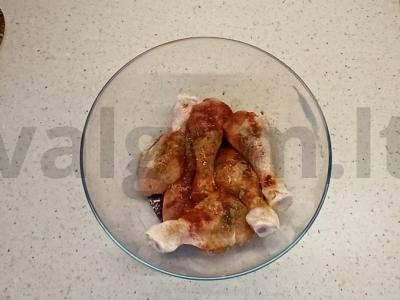 Vištienos kojos, keptos su daržovėmis Žingsnis 1