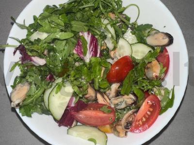 Salotos su jūros gėrybėmis, daržovėmis ir rukola pagrindine nuotrauka