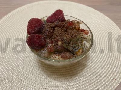 Vaisių salotos „Šokoladinė-uogų nuotaika“ pagrindine nuotrauka