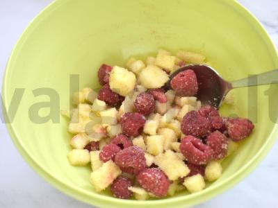 Sluoksniuoto tešlos pyragas su obuoliais, avietėmis ir cinamonu Žingsnis 3