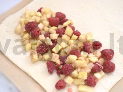 Sluoksniuoto tešlos pyragas su obuoliais, avietėmis ir cinamonu Žingsnis 4