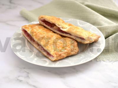 Sluoksniuoto tešlos pyragas su obuoliais, avietėmis ir cinamonu pagrindine nuotrauka