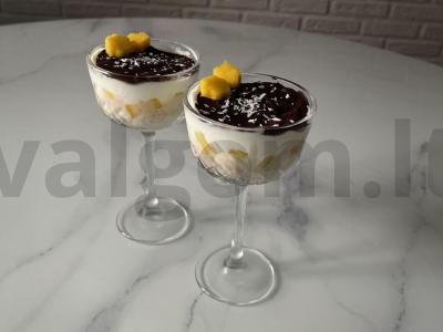 Avižų desertas su mangais ir kartokuoju šokoladu pagrindine nuotrauka