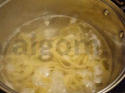 Greita makaronų patiekalas su grybais ir sūriu Žingsnis 1