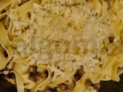 Greita makaronų patiekalas su grybais ir sūriu pagrindine nuotrauka