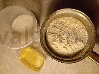 Sluoksniuotas pyragas su bananų-citrinų įdaru Žingsnis 1