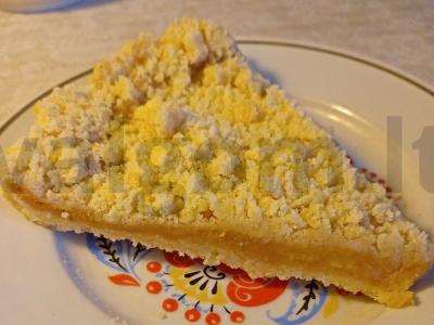 Sluoksniuotas pyragas su bananų-citrinų įdaru pagrindine nuotrauka