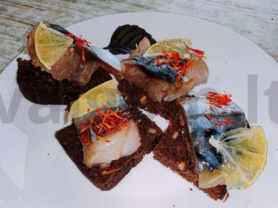 Sultinga žuvis su Himalajų druska sumuštiniui pagrindine nuotrauka