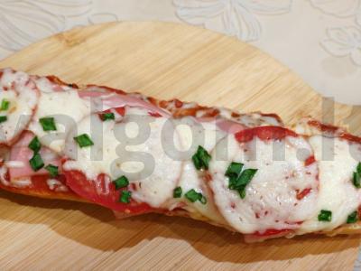 Pica-baguette su mocarela pagrindine nuotrauka