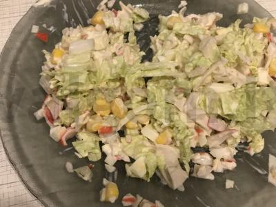 Krabų salotas su Pekino kopūstu pagrindine nuotrauka