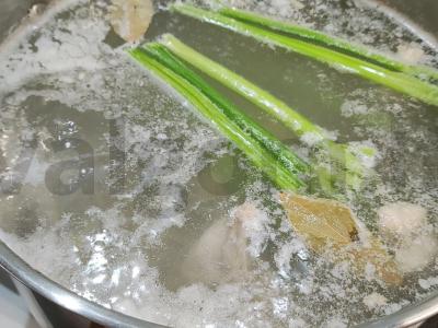 Daržovių sriuba su salierais ir kalakutiena Žingsnis 1