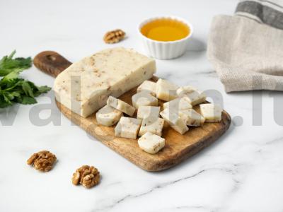 Kietasis sūris su graikiniais riešutais pagrindine nuotrauka