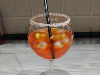 Aperol su apelsinų sultimis pagrindine nuotrauka