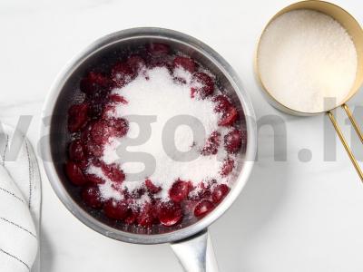 Sluoksniuotas štrudelis su vyšniomis Žingsnis 1