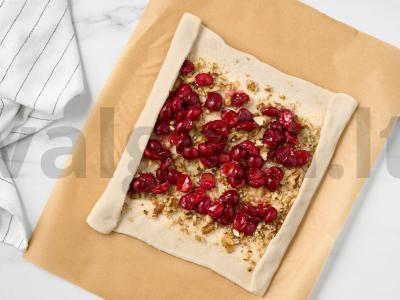 Sluoksniuotas štrudelis su vyšniomis Žingsnis 8