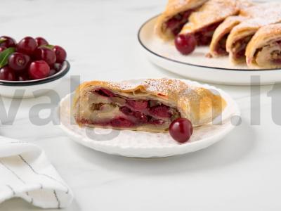 Sluoksniuotas štrudelis su vyšniomis pagrindine nuotrauka