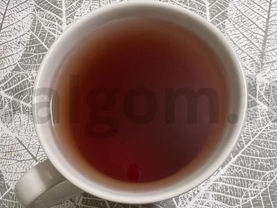 Juodasis arbata su kriaušėmis ir uogomis pagrindine nuotrauka